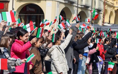 Il Tricolore sventola in piazza San Secondo